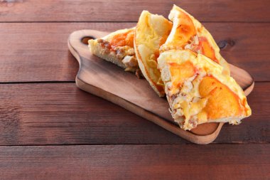 Ev yapımı pizza pizza rustik tarzda bir ahşap arka plan üzerine dilimlenmiş bir ahşap tahta üzerinde sandviç et ve peynir top ile görüntülemek, lezzetli lokanta ev mutfak, Amerikan mutfak, sanat