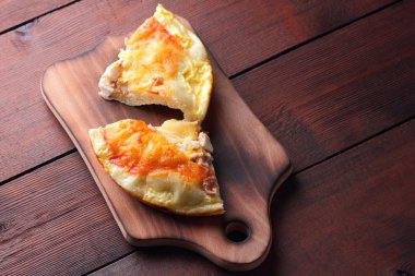 Ev yapımı pizza pizza rustik tarzda bir ahşap arka plan üzerine dilimlenmiş bir ahşap tahta üzerinde sandviç et ve peynir top ile görüntülemek, lezzetli lokanta ev mutfak, Amerikan mutfak, sanat