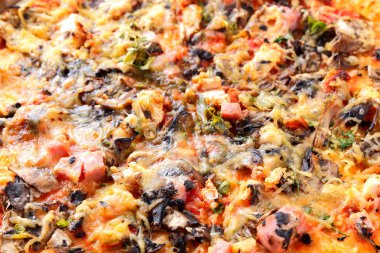 Pizza yakın, tavuk, mantar ve peynir, lokanta görünümü yukarıdan, Amerikan mutfağı İtalyan pizza