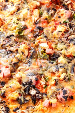 Pizza yakın, tavuk, mantar ve peynir, lokanta görünümü yukarıdan, Amerikan mutfağı İtalyan pizza