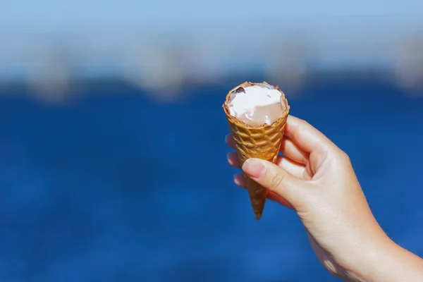 Ice Cream Cone Hand Chocolade Ijs Onscherpe Achtergrond Melk Dessert — Stockfoto