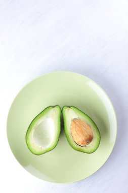 Beyaz arka planda, yeşil plaka, Vejetaryen gıda, Meksika yemeği, Kahvaltı, kopya alanı için tropikal meyve doğranmış avokado avokado