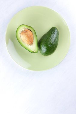 Beyaz arka planda, yeşil plaka, Vejetaryen gıda, Meksika yemeği, Kahvaltı, kopya alanı için tropikal meyve doğranmış avokado avokado