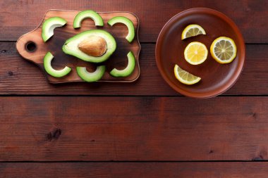 Avokado ahşap tahta üstte görüntülemek, avokado ve limon ahşap panoları, Vejetaryen gıda, sağlıklı Asya gıda, tropik meyveler kahvaltıda dilimlenmiş, alanı Kopyala