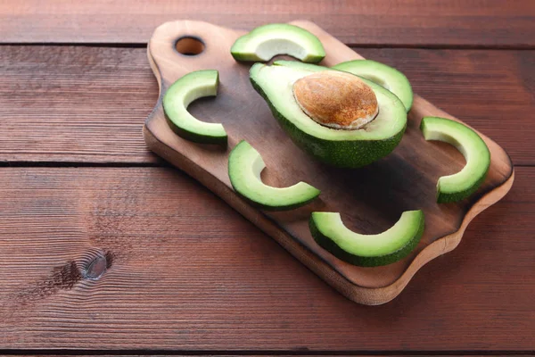 Avokado ahşap tahta üstte görüntülemek, avokado ve limon ahşap panoları, Vejetaryen gıda, sağlıklı Asya gıda, tropik meyveler kahvaltıda dilimlenmiş, alanı Kopyala