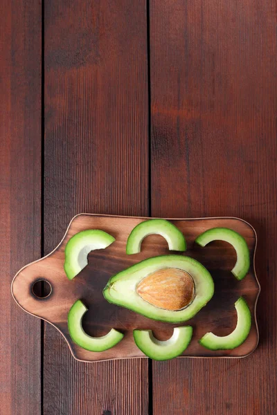 Avokado ahşap tahta üstte görüntülemek, avokado ve limon ahşap panoları, Vejetaryen gıda, sağlıklı Asya gıda, tropik meyveler kahvaltıda dilimlenmiş, alanı Kopyala