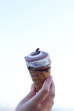 Dondurma koni, çikolatalı dondurma arka plan bulanık, süt tatlı yaz tatilde, boş Tasarımcı, kopya alanı, sanat için