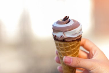 Dondurma koni, çikolatalı dondurma arka plan bulanık, süt tatlı yaz tatilde, boş Tasarımcı, kopya alanı, sanat için