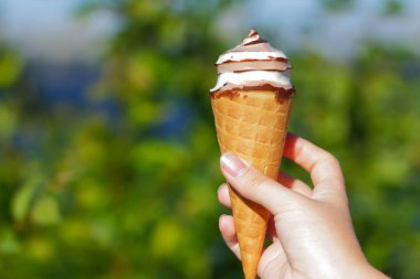 Dondurma koni, çikolatalı dondurma arka plan bulanık, süt tatlı yaz tatilde, boş Tasarımcı, kopya alanı, sanat için