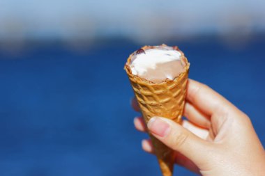 Dondurma koni, çikolatalı dondurma arka plan bulanık, süt tatlı yaz tatilde, boş Tasarımcı, kopya alanı, sanat için