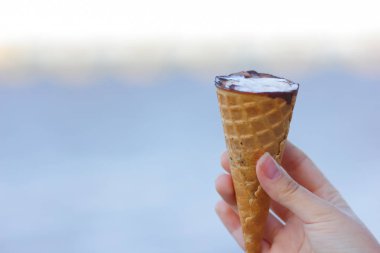 Dondurma koni, çikolatalı dondurma arka plan bulanık, süt tatlı yaz tatilde, boş Tasarımcı, kopya alanı, sanat için