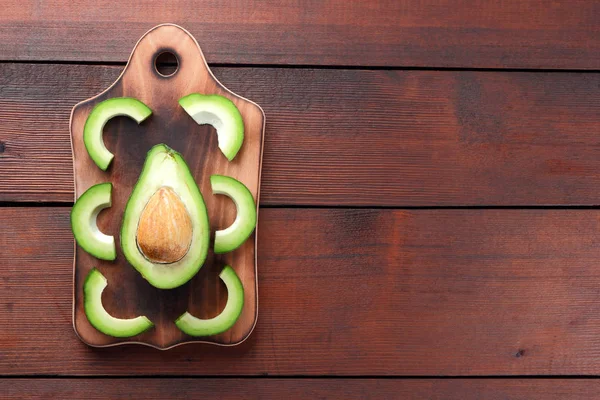 Avokado ahşap tahta üstte görüntülemek, avokado ve limon ahşap panoları, Vejetaryen gıda, sağlıklı Asya gıda, tropik meyveler kahvaltıda dilimlenmiş, alanı Kopyala