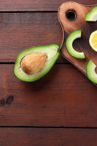 Avokado ahşap tahta üstte görüntülemek, avokado ve limon ahşap panoları, Vejetaryen gıda, sağlıklı Asya gıda, tropik meyveler kahvaltıda dilimlenmiş, alanı Kopyala