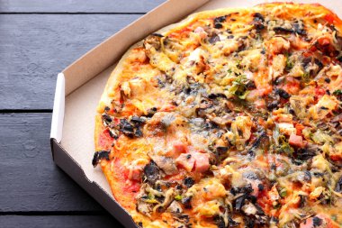 Tavuk, mantar ve siyah panoları, bir karton kutu top görünümü, İtalyan yemekleri, yaz tatili, Amerikan Gıda, kopya alanı için iştah açıcı yemek pizza felicita peynirli pizza