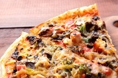 Bir tahta masa, ahşap arka plan üstten görünüm, İtalyan yemekleri, yaz tatili, Amerikan Gıda, kopya alanı için iştah açıcı yemek İtalyan pizza pizza dilimleri