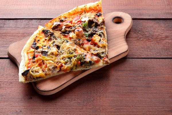 Bir tahta masa, ahşap arka plan üstten görünüm, İtalyan yemekleri, yaz tatili, Amerikan Gıda, kopya alanı için iştah açıcı yemek İtalyan pizza pizza dilimleri