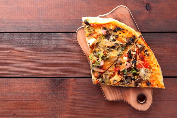 Bir tahta masa, ahşap arka plan üstten görünüm, İtalyan yemekleri, yaz tatili, Amerikan Gıda, kopya alanı için iştah açıcı yemek İtalyan pizza pizza dilimleri