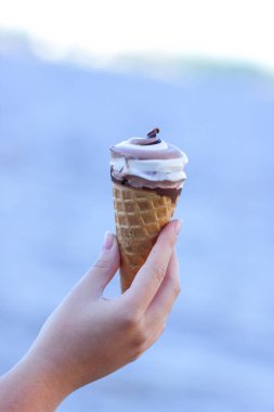 Arka plan bulanık, süt tatlı yaz tatili, tasarımcı için kopya alanı, boş dondurma koni, çikolatalı dondurma süt ürün