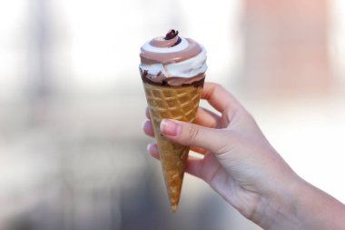 Arka plan bulanık, süt tatlı yaz tatili, tasarımcı için kopya alanı, boş dondurma koni, çikolatalı dondurma süt ürün