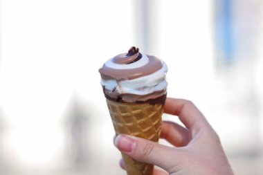 Arka plan bulanık, süt tatlı yaz tatili, tasarımcı için kopya alanı, boş dondurma koni, çikolatalı dondurma süt ürün