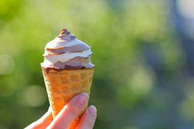 Arka plan bulanık, süt tatlı yaz tatili, tasarımcı için kopya alanı, boş dondurma koni, çikolatalı dondurma süt ürün