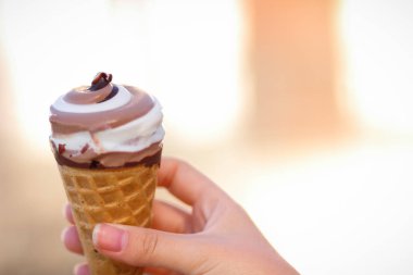 Arka plan bulanık, süt tatlı yaz tatili, tasarımcı için kopya alanı, boş dondurma koni, çikolatalı dondurma süt ürün