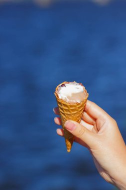 Arka plan bulanık, süt tatlı yaz tatili, tasarımcı için kopya alanı, boş dondurma koni, çikolatalı dondurma süt ürün