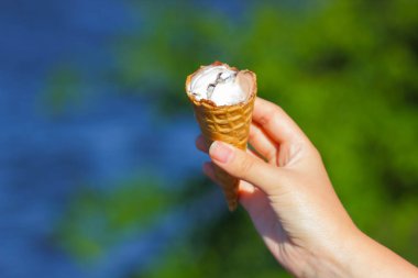 Arka plan bulanık, süt tatlı yaz tatili, tasarımcı için kopya alanı, boş dondurma koni, çikolatalı dondurma süt ürün