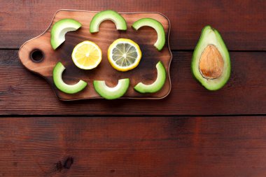 Ahşap tahta üstten görünüm, avokado ve limon ahşap panoları, Vejetaryen gıda, sağlıklı Asya gıda, dilimlenmiş üzerinde avokado tropikal meyveler Kahvaltı, Meksika yemeği, kopya alanı için