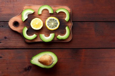 Ahşap tahta üstten görünüm, avokado ve limon ahşap panoları, Vejetaryen gıda, sağlıklı Asya gıda, dilimlenmiş üzerinde avokado tropikal meyveler Kahvaltı, Meksika yemeği, kopya alanı için