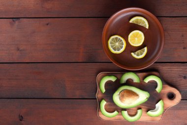 Ahşap tahta üstten görünüm, avokado ve limon ahşap panoları, Vejetaryen gıda, sağlıklı Asya gıda, dilimlenmiş üzerinde avokado tropikal meyveler Kahvaltı, Meksika yemeği, kopya alanı için
