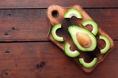 Ahşap tahta üstten görünüm, avokado ve limon ahşap panoları, Vejetaryen gıda, sağlıklı Asya gıda, dilimlenmiş üzerinde avokado tropikal meyveler Kahvaltı, Meksika yemeği, kopya alanı için