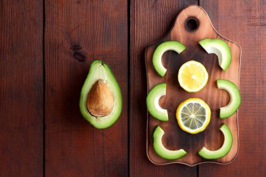 Ahşap tahta üstten görünüm, avokado ve limon ahşap panoları, Vejetaryen gıda, sağlıklı Asya gıda, dilimlenmiş üzerinde avokado tropikal meyveler Kahvaltı, Meksika yemeği, kopya alanı için