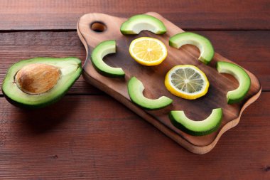 Ahşap tahta üstten görünüm, avokado ve limon ahşap panoları, Vejetaryen gıda, sağlıklı Asya gıda, dilimlenmiş üzerinde avokado tropikal meyveler Kahvaltı, Meksika yemeği, kopya alanı için