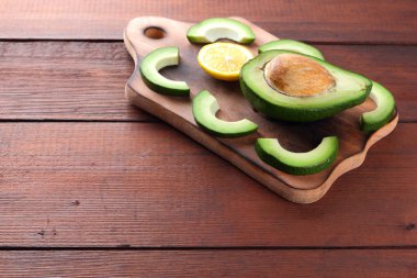 Ahşap tahta üstten görünüm, avokado ve limon ahşap panoları, Vejetaryen gıda, sağlıklı Asya gıda, dilimlenmiş üzerinde avokado tropikal meyveler Kahvaltı, Meksika yemeği, kopya alanı için