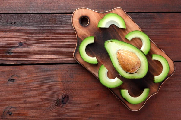 Ahşap tahta üstten görünüm, avokado ve limon ahşap panoları, Vejetaryen gıda, sağlıklı Asya gıda, dilimlenmiş üzerinde avokado tropikal meyveler Kahvaltı, Meksika yemeği, kopya alanı için