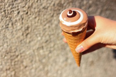 Dondurma koni, çikolatalı dondurma arka plan bulanık, süt tatlı yaz tatilde, boş elle, kopya alanı, tasarımcı için ürün süt