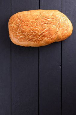 Beyaz ekmek karanlık panoları, yukarıdan, taze pasta retro tarzı, etiket, Fransız mutfağı, kopya alanı için boş kepekli ekmek--dan odun yanan bir soba