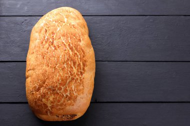 Beyaz ekmek karanlık panoları, yukarıdan, taze pasta retro tarzı, etiket, Fransız mutfağı, kopya alanı için boş kepekli ekmek--dan odun yanan bir soba