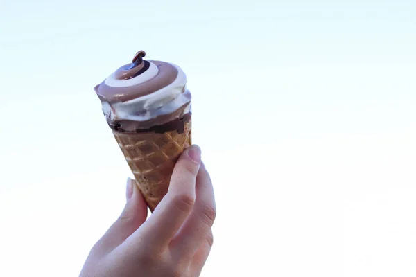 Конус Мороженого Шоколадное Мороженое Размытом Фоне Молочный Десерт Летних Каникулах — стоковое фото