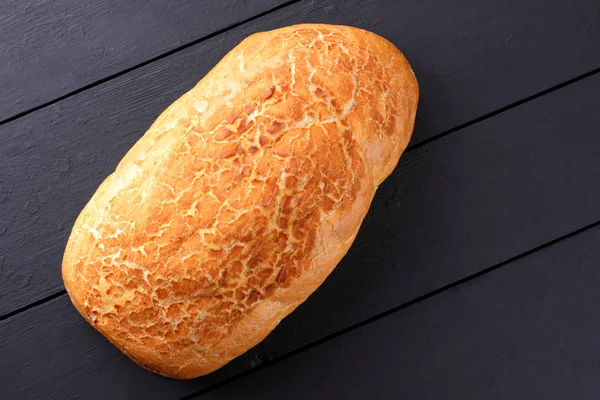 Biały Chleb Ciemny Deski Świeże Ciasta Góry Chleb Pszenny Opalanym — Zdjęcie stockowe