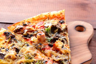 Bir tahta masa, ahşap arka plan üstten görünüm, yaz tatili, Amerikan Gıda, kopya alanı, vintage tarzı, iştah açıcı yemek İtalyan yemeği İtalyan pizza pizza dilimleri sanat