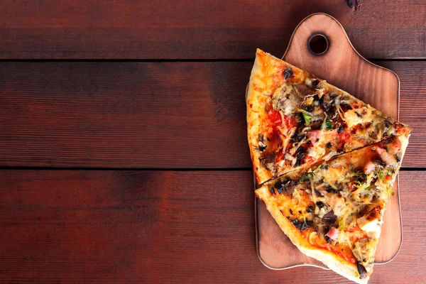 Bir tahta masa, ahşap arka plan üstten görünüm, yaz tatili, Amerikan Gıda, kopya alanı, vintage tarzı, iştah açıcı yemek İtalyan yemeği İtalyan pizza pizza dilimleri sanat