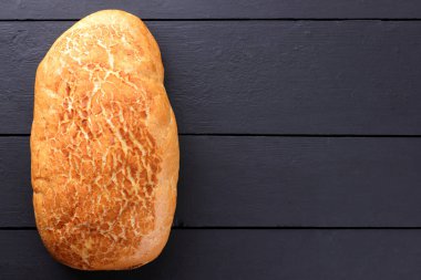 Karanlık panoları, yukarıdan, taze pasta beyaz ekmek kepekli ekmek bir odun yanan üzerinden sanat retro tarzı, etiket, Fransız mutfağı, kopya alanı, boş soba