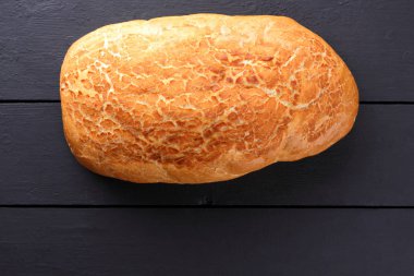 Karanlık panoları, yukarıdan, taze pasta beyaz ekmek kepekli ekmek bir odun yanan üzerinden sanat retro tarzı, etiket, Fransız mutfağı, kopya alanı, boş soba