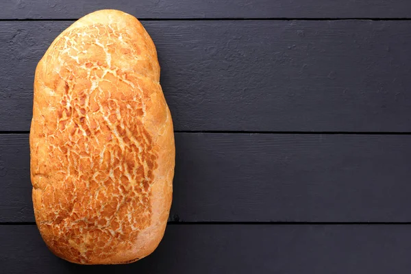 Karanlık panoları, yukarıdan, taze pasta beyaz ekmek kepekli ekmek bir odun yanan üzerinden sanat retro tarzı, etiket, Fransız mutfağı, kopya alanı, boş soba