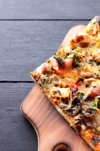 Bir tahta masa, tavuk ile İtalyan pizza pizza dilimleri ve koyu ahşap zemin, mantar yemek peynir ve et kopya alanı, iştah açıcı yemek görünümü yukarıdan, vintage tarzı, sanat ile