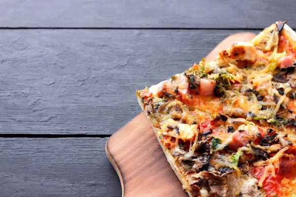 Bir tahta masa, tavuk ile İtalyan pizza pizza dilimleri ve koyu ahşap zemin, mantar yemek peynir ve et kopya alanı, iştah açıcı yemek görünümü yukarıdan, vintage tarzı, sanat ile