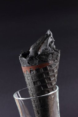 Siyah bir arka plan üzerinde siyah buz, dondurma çikolatalı gözleme koni, şık yaz tatlı, soğuk süt Ürün Tasarımcısı, yaratıcı, uzay, resim kopyalama