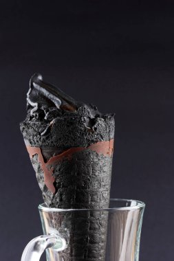 Siyah bir arka plan üzerinde siyah buz, dondurma çikolatalı gözleme koni, şık yaz tatlı, soğuk süt Ürün Tasarımcısı, yaratıcı, uzay, resim kopyalama